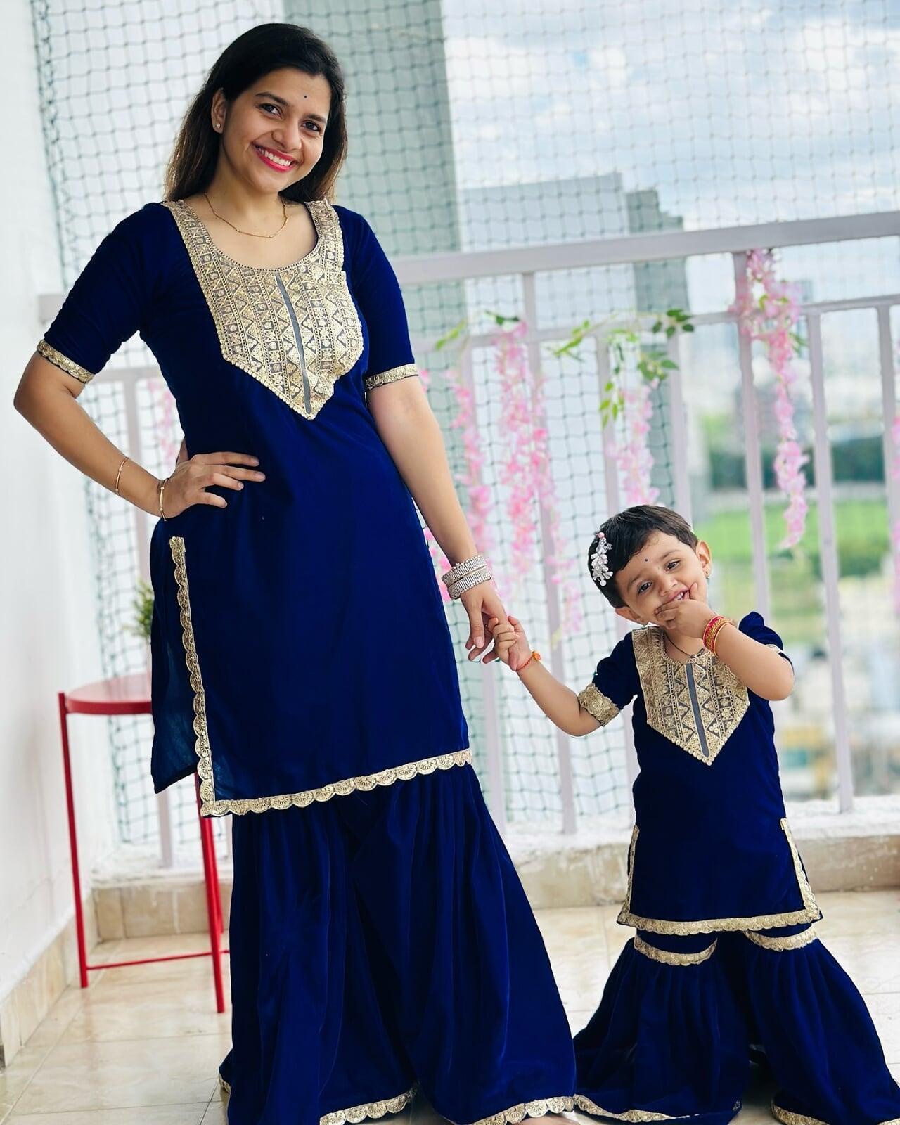 Twinning Outfit Ideas for Mother and Daughter
