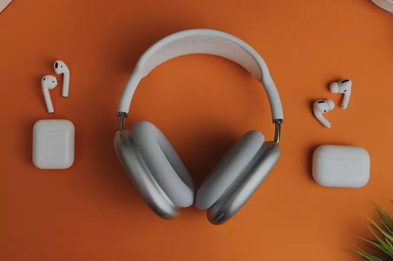 Headphones & Earphones Headphones & Earphones