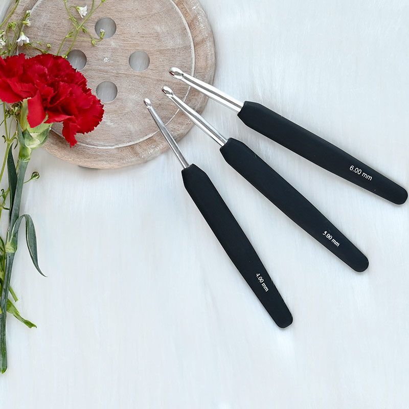 Silver coloured aluminium single ended crochet hook with soft-feel grip