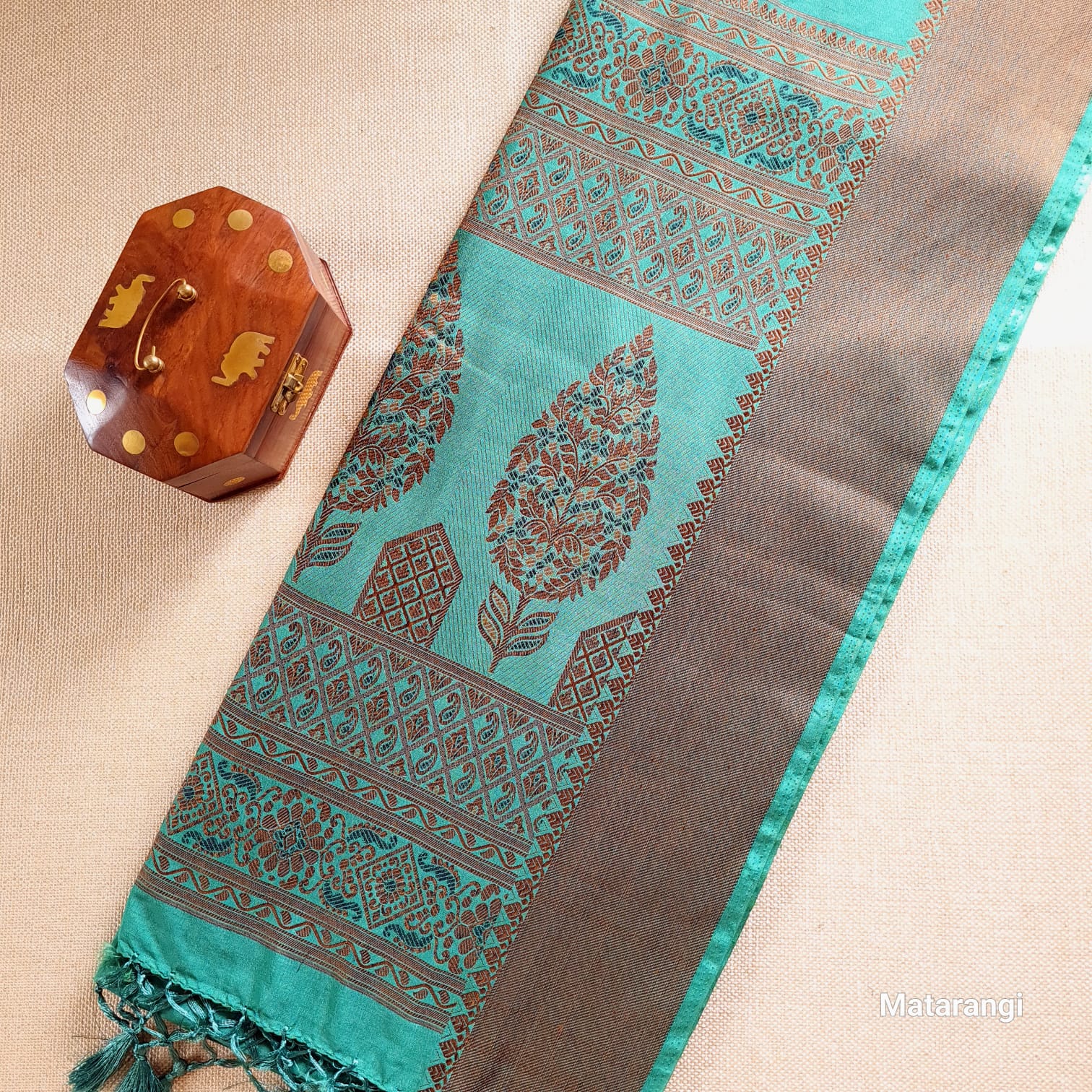 Green Dola Silk Woven Saree Green Dola Silk Woven Saree