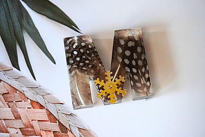'M' FEATHER MANNIA LETTER KEYCHAIN