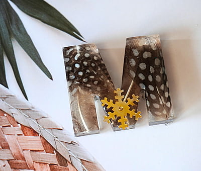 'M' FEATHER MANNIA LETTER KEYCHAIN