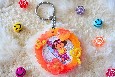 ADORABLE DORA ROUND PHOTO FRAME KEYCHAIN