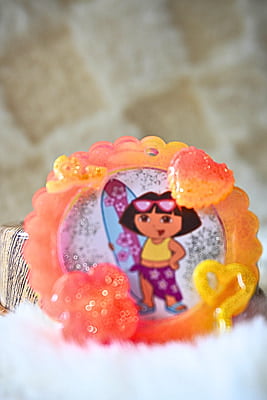ADORABLE DORA ROUND PHOTO FRAME KEYCHAIN