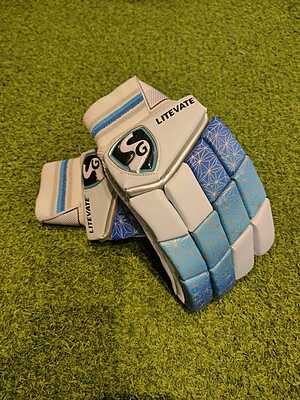 CRICKET BATTING GLOVES SG   