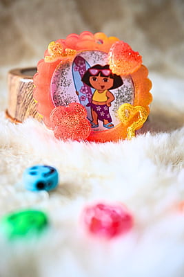 ADORABLE DORA ROUND PHOTO FRAME KEYCHAIN