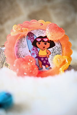 ADORABLE DORA ROUND PHOTO FRAME KEYCHAIN