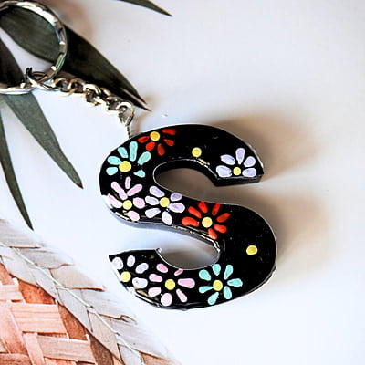 'S' FLOWERY EBONY LETTER KEYCHAIN