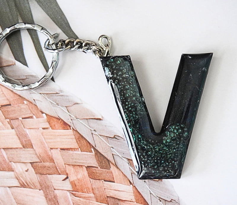 'V' SACRAMENTO LETTER KEYCHAIN