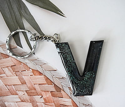 'V' SACRAMENTO LETTER KEYCHAIN