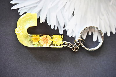 'J' OPTIMISTIC LETTER KEYCHAIN(LKB00039)