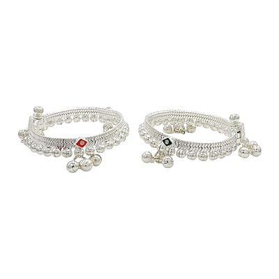 Silver Gift set for Baby (Anklets/Pattani design kolusu, Bindhi/PottuKit) Silver Gift set for Baby (Anklets/Pattani design kolusu, Bindhi/PottuKit)