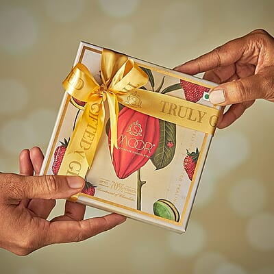 SMOOR Premium Artistry Chocolate Gift Box Premium Cookies, Chocolate Bars & Truffles Special Occasions
