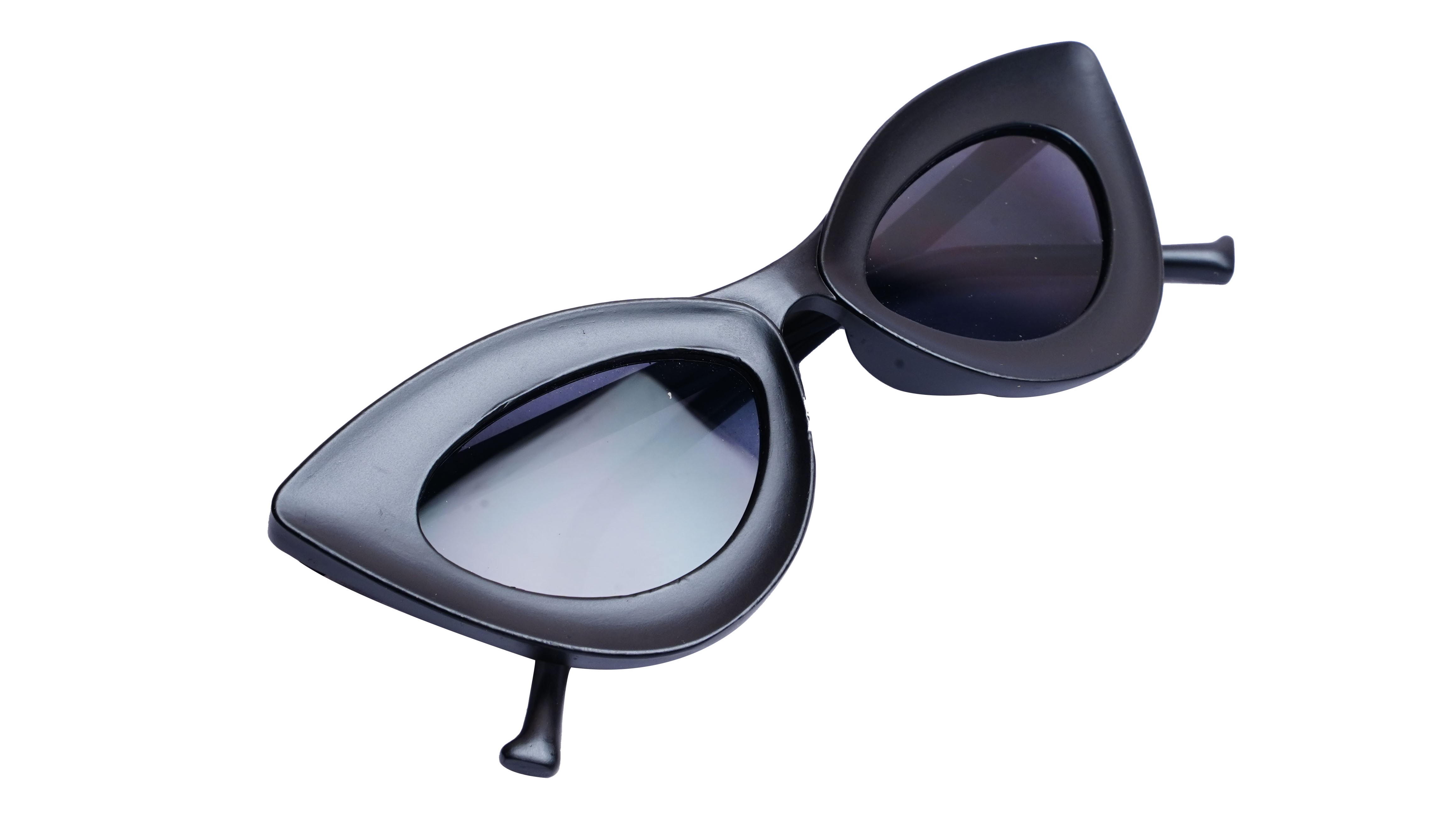 Soigné Female Large Cateye Sunglass.Matte Black Frame