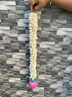 Lilly Garland With Lotus Bud