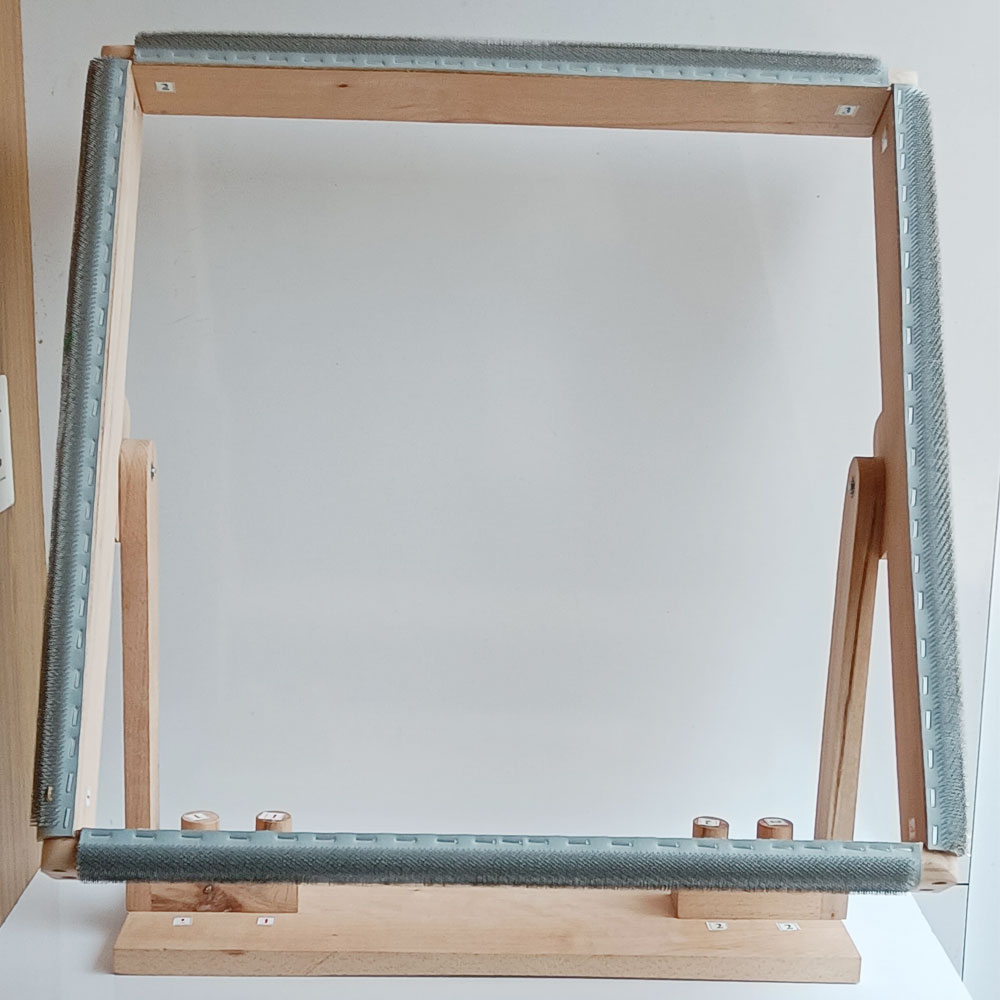 Gripper Strip Frame With Stand 18 x 18 Inch