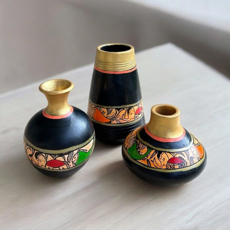 Handpainted teracotta vases Black with Golden Top
