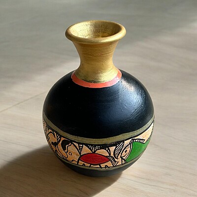 Handpainted teracotta vases Black with Golden Top Handpainted teracotta vases Black with Golden Top