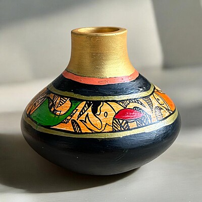 Handpainted teracotta vases Black with Golden Top Handpainted teracotta vases Black with Golden Top