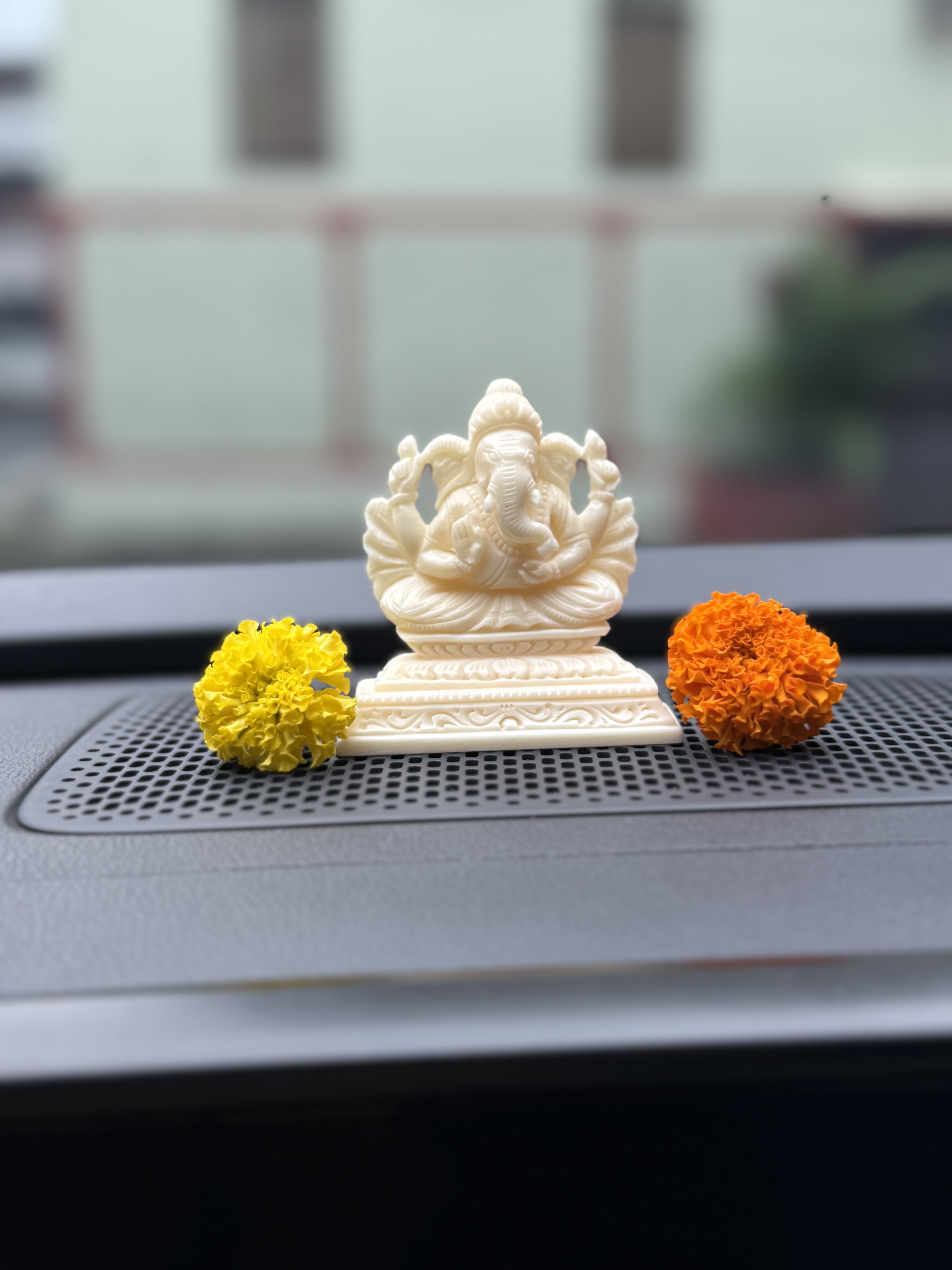 Small ivory Ganesha (car dashboard)