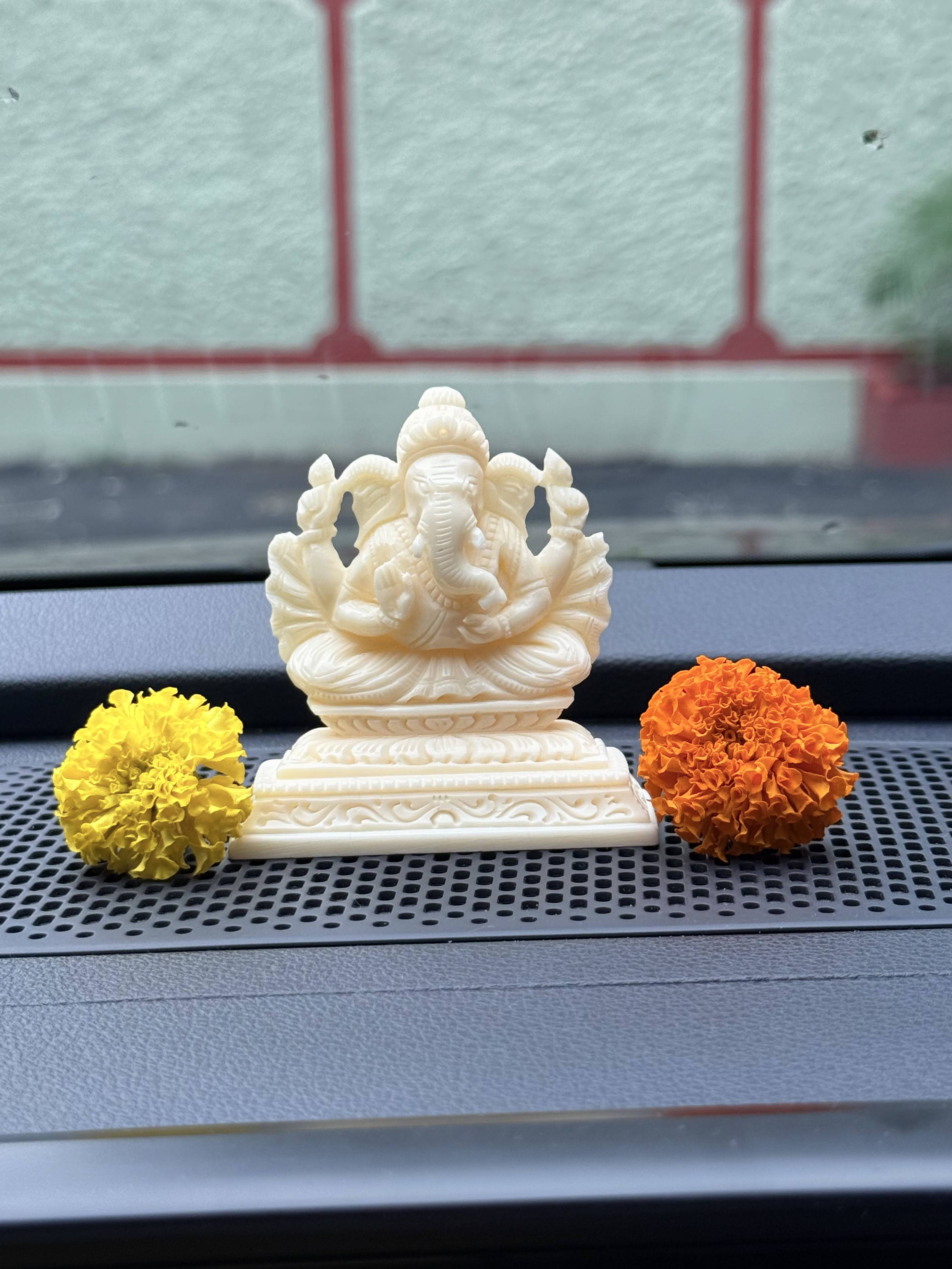 Small ivory Ganesha (car dashboard) Small ivory Ganesha (car dashboard)