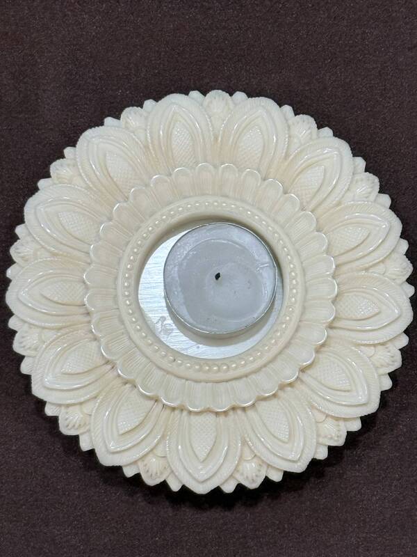Ivory Look-Alike Sunflower Tealight Holder Ivory Look-Alike Sunflower Tealight Holder