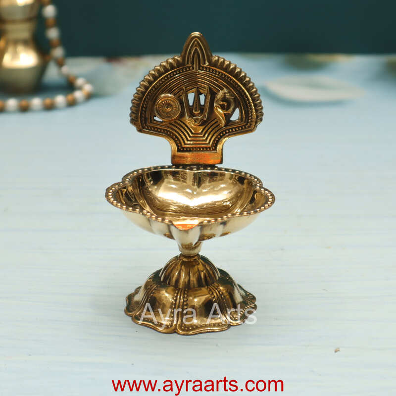 Shank Chakra Namah Diya - 4 Inch Height Shank Chakra Namah Diya - 4 Inch Height
