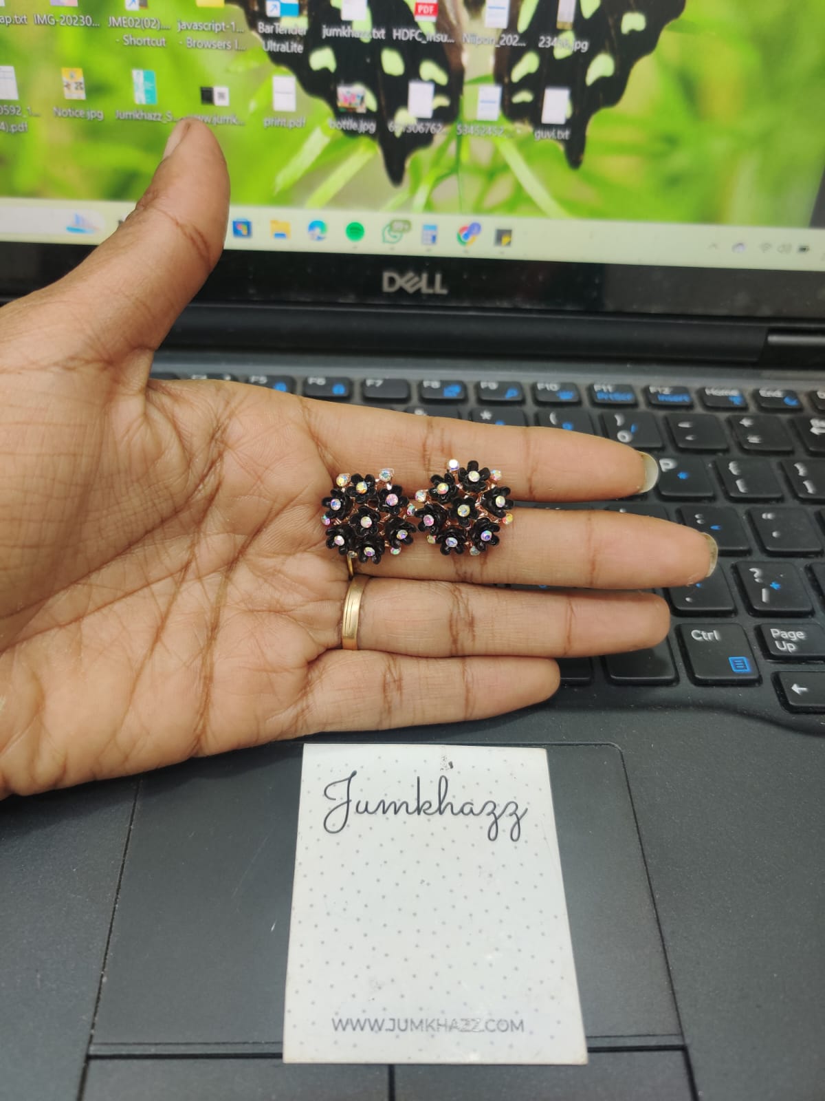 Black stud JFF448