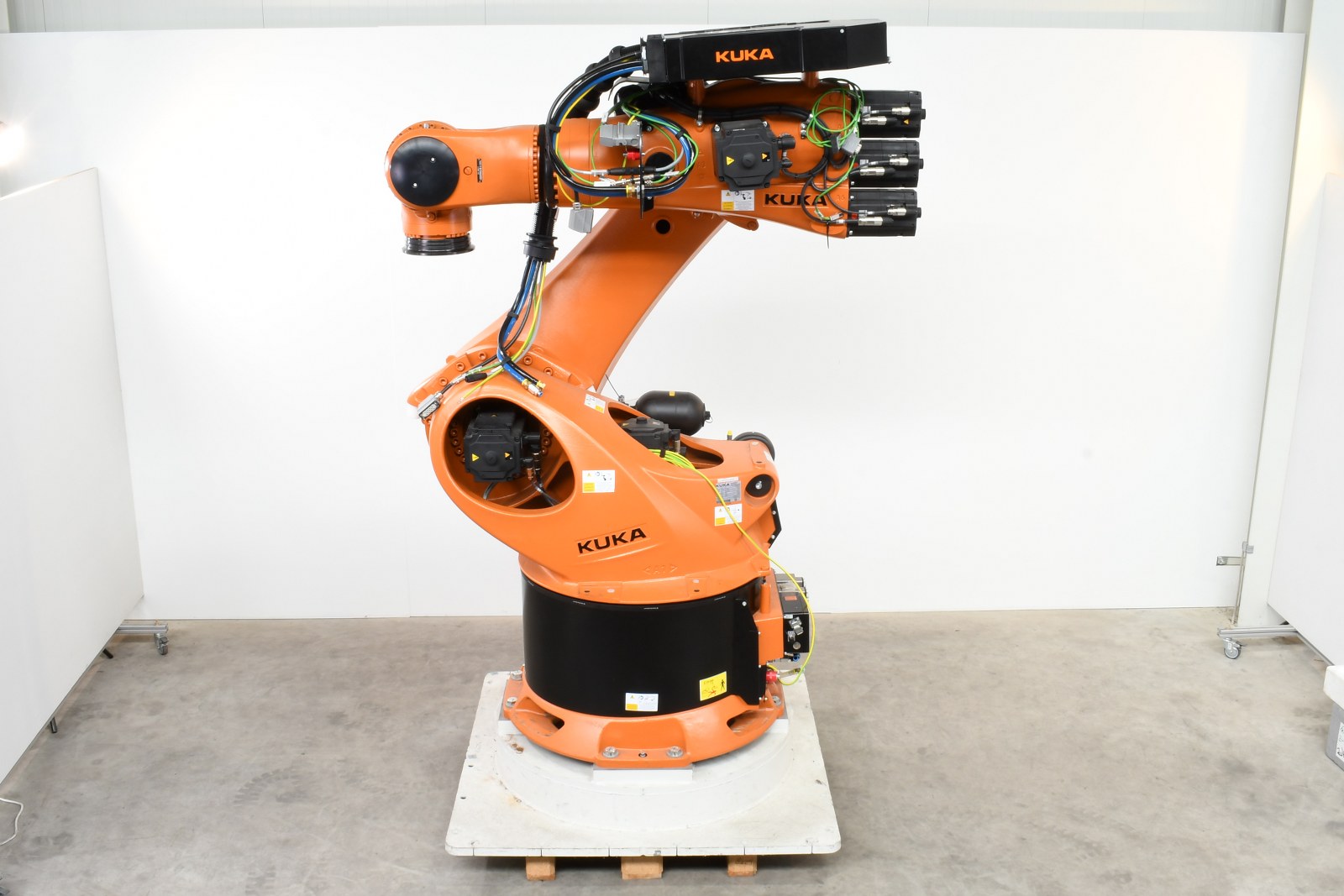 KUKA 10027576, KR 360 R2830, Schwerlast- Industrieroboter mit KRC4 Steuerung