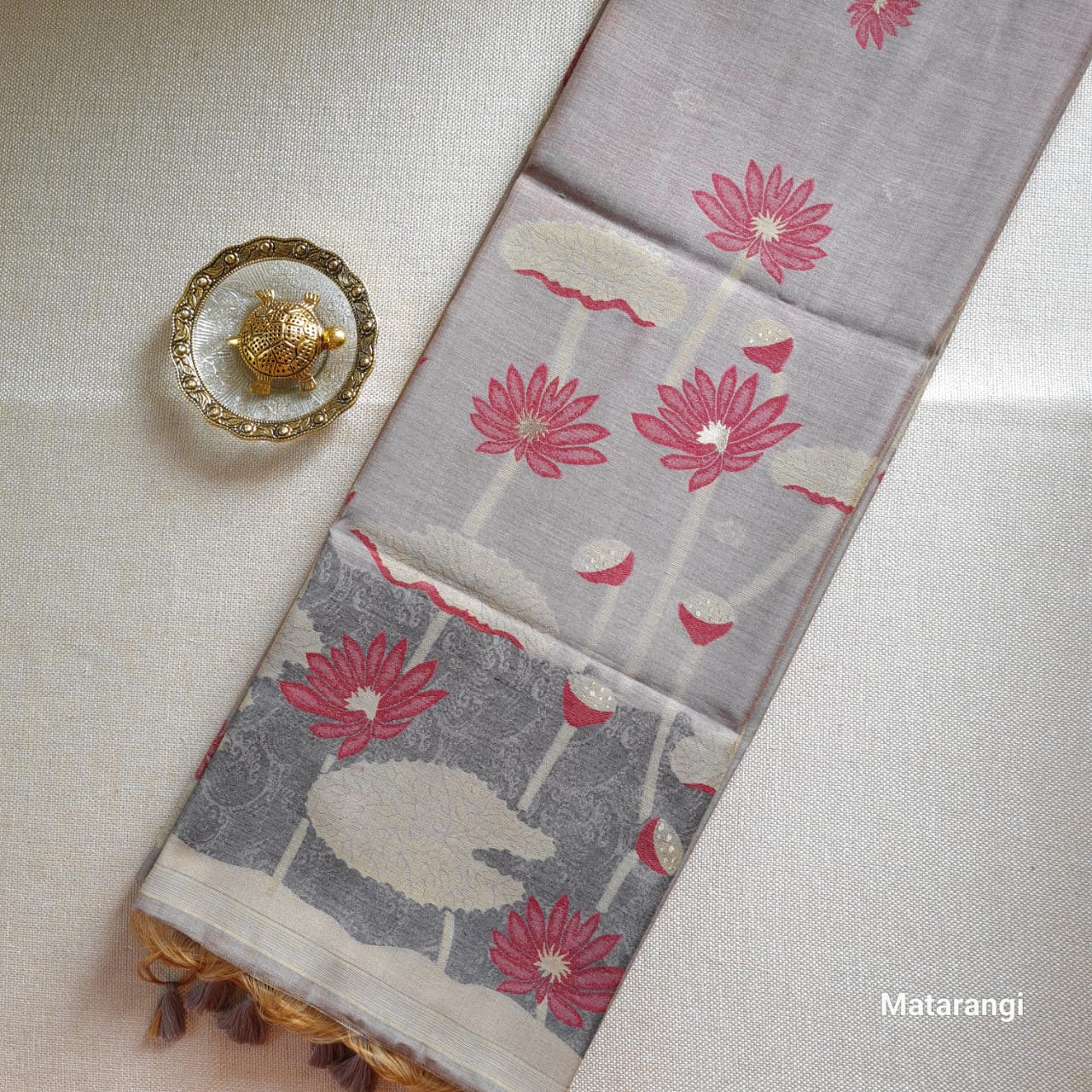 Pastel Grey Premium Munga Cotton Saree Pastel Grey Premium Munga Cotton Saree
