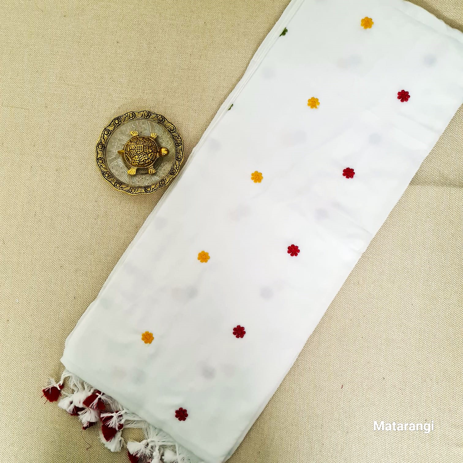 White Handloom Cotton Saree with embroidery work White Handloom Cotton Saree with embroidery work
