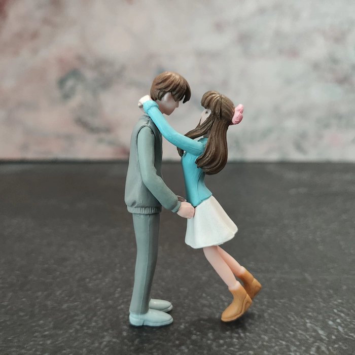 Miniature Couple Hug Toy Miniature Couple Hug Toy