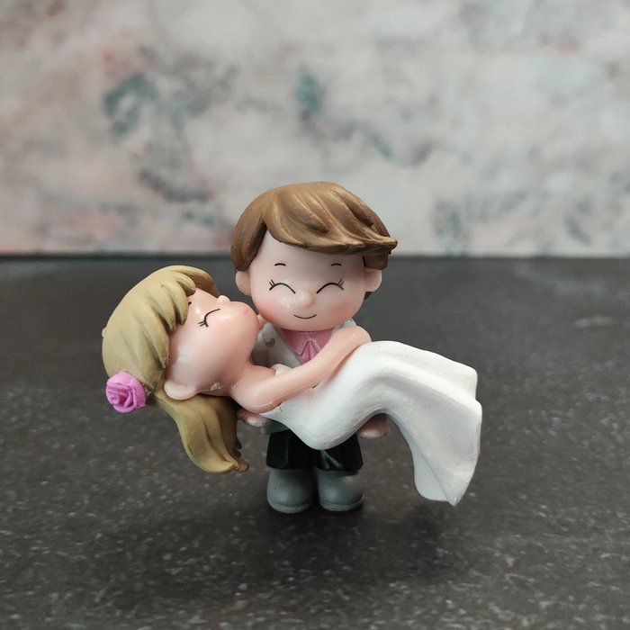 Miniature Couple Lifting Toy Miniature Couple Lifting Toy