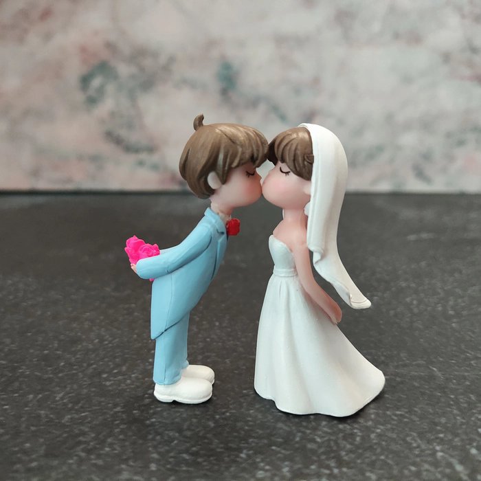 Miniature Couple Wedding Kiss Toy Miniature Couple Wedding Kiss Toy